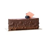 Felie de Tort Parisielle – răsfăț dulce într-o formă perfectă, delicată și plină de rafinament senzorial, ideală pentru orice moment.