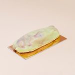 Prăjitură fină în formă de bob de fistic, cu blat umed de vanilie și mousse cremos de fistic, un desert elegant cu gust intens și rafinat.