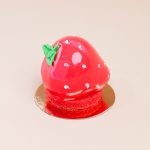 Prăjitură în formă de căpșună, cu blat de vanilie, mousse fin de ciocolată albă cu vanilie și inserție proaspătă de căpșună, un desert delicat și aromat.
