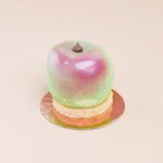 Prăjitură în formă de măr, cu blat de vanilie și mousse fin de ciocolată albă cu inserție de măr verde, un desert fresh cu aromă fructată și delicată.